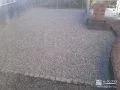 周りの雰囲気に調和する砂利敷き工事