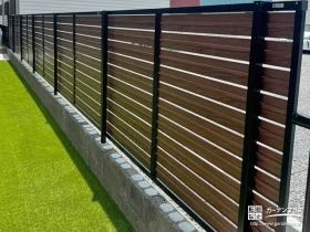 お庭に調和する木目調カラーの目隠しフェンス[施工後]