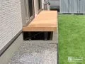 部屋間の行き来もしやすくなるコンパクトなウッドデッキ