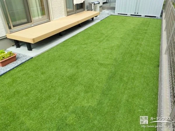 デッキに腰掛けながら外の風を感じられる心地よいお庭工事