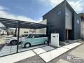 直線的なブラックのお住まいを引き立てる白と黒で構成された新築外構