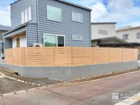アーリーアメリカンなお住まいを引き立てる木調フェンス設置工事