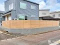 アーリーアメリカンなお住まいを引き立てる木調フェンス設置工事