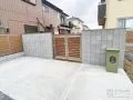 迫力のある門柱や門袖が出迎えるアプローチ