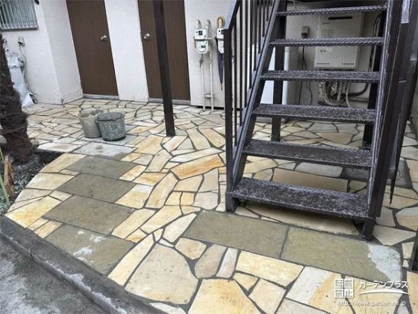 高級感のある石貼りで雑草対策をしたアプローチリフォーム工事