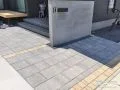 ベージュラインがアクセントになるアプローチ