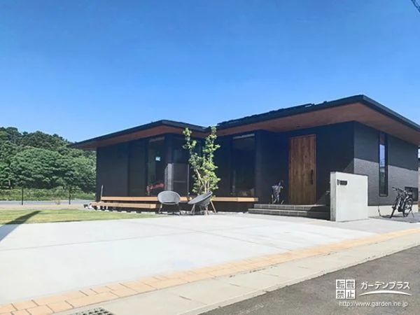 横の広がりが美しい平屋を引き立てる居心地の良い新築外構