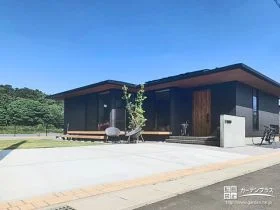 横の広がりが美しい平屋を引き立てる居心地の良い新築外構