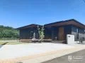 横の広がりが美しい平屋を引き立てる居心地の良い新築外構