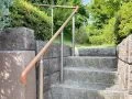 足元の悪い日も安全に上り下りできるようになる手すりの設置工事