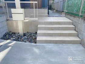明るく洗練された印象の玄関周り[施工後]