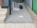 砂利で雑草対策した犬走り