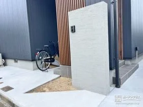 植栽スペースの三角形が際立つスタイリッシュな門周り[施工後]