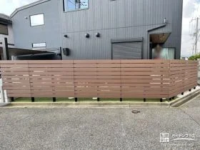 お住まいのデザインにも合わせた木目調フェンス[施工後]