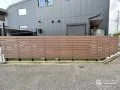 お住まいのデザインにも合わせた木目調フェンス