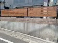 スタイリッシュな印象の木目調フェンス