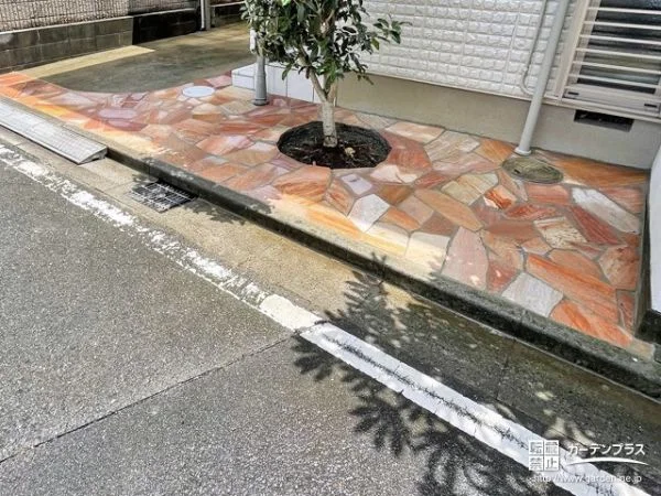植栽の緑とも相性のいい華やかな乱形石のアプローチリフォーム工事