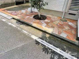 植栽の緑とも相性のいい華やかな乱形石のアプローチリフォーム工事