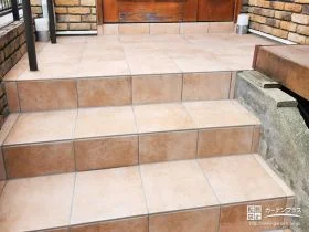 毎日を温かく出迎えてくれるアプローチ階段[施工後]