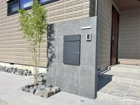 お住まいの格式を高める高級感のあるタイル門柱[施工後]