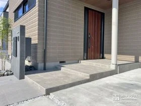 大きな踏面が行き来しやすいポーチステップ[施工後]