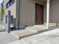 大きな踏面が行き来しやすいポーチステップ