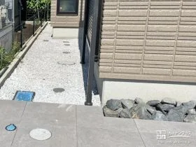 犬走りを明るく引き立てる白砂利[施工後]