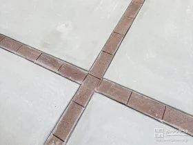 味わい深いナチュラルなレンガラインがポイントの駐車スペース[施工後]