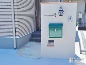 小窓が可愛らしい南欧風の造作門柱[施工後]