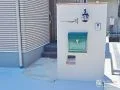 小窓が可愛らしい南欧風の造作門柱