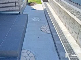 お庭への行き来が楽しくなる園路[施工後]