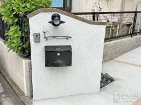 レンガの笠木がポイントで洋風の可愛らしい門柱[施工後]