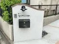 レンガの笠木がポイントで洋風の可愛らしい門柱