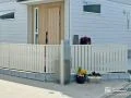 お住まいを引き立てる真っ白な目隠しフェンス