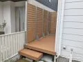 デッキ上や室内で心地よく過ごせるようになるフェンス付きのウッドデッキ