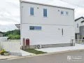 赤いポストがお出迎えする白を基調とした洋風の新築外構