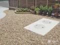 自然石を使った可愛らしい花壇のあるお庭