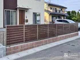 外構の雰囲気に合わせた木目調フェンス[施工後]