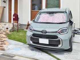 ファサードに一体感をもたらすナチュラルな駐車スペース[施工後]