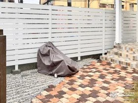 北欧風のお住まいに馴染む木目調の目隠しフェンス[施工後]