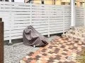 北欧風のお住まいに馴染む木目調の目隠しフェンス
