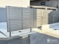 駐輪スペースの生活感を感じさせないスタイリッシュな目隠しフェンス