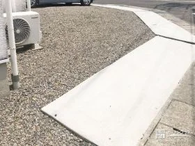 砂利や土間コンクリートで舗装して景観を整えた駐車スペース[施工後]