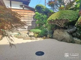 和風の樹木や景石を引き立てる雑草対策工事