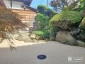 和風の樹木や景石を引き立てる雑草対策工事