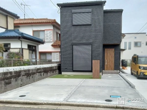 ブラックのお住まいにも似合うナチュラルモダンな新築外構