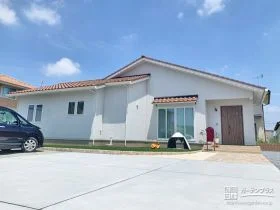 ナチュラルな雰囲気の平屋に似合う温かみのある新築外構