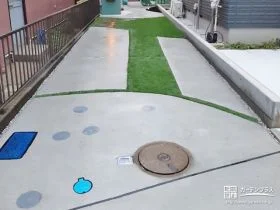 人工芝で温もりある駐車スペース[施工後]