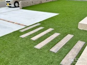 枕木がナチュラルな印象のアプローチ[施工後]
