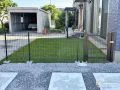 駐車スペースへの飛び出しを防止する仕切り用フェンス
